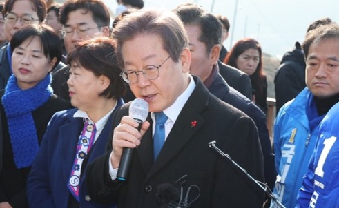 韩国最大在野党党首李在明出席活动时遇袭