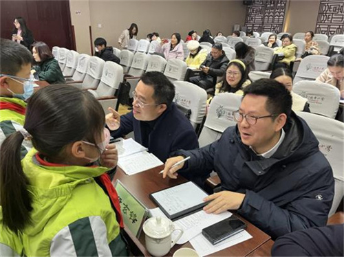 学生交流.jpg