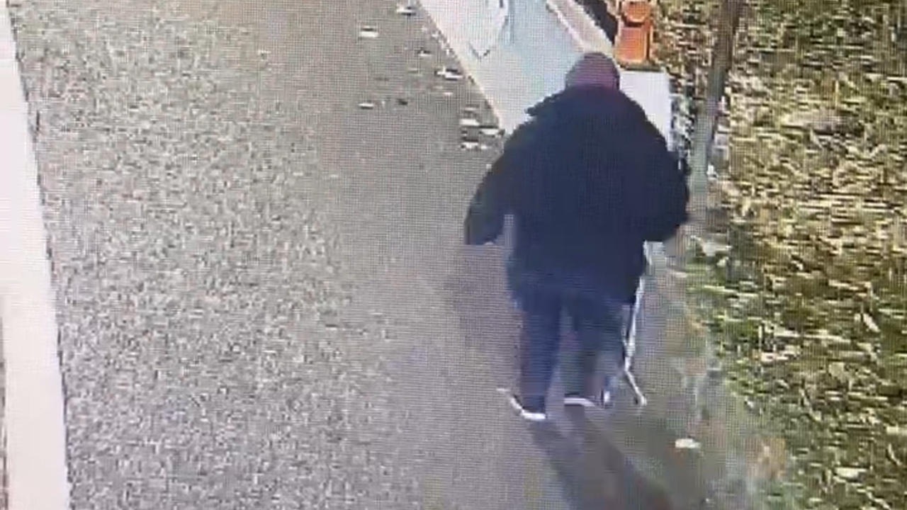视频｜86岁老人迷路失温晕倒 成都民辅警5小时耐心寻找施援手