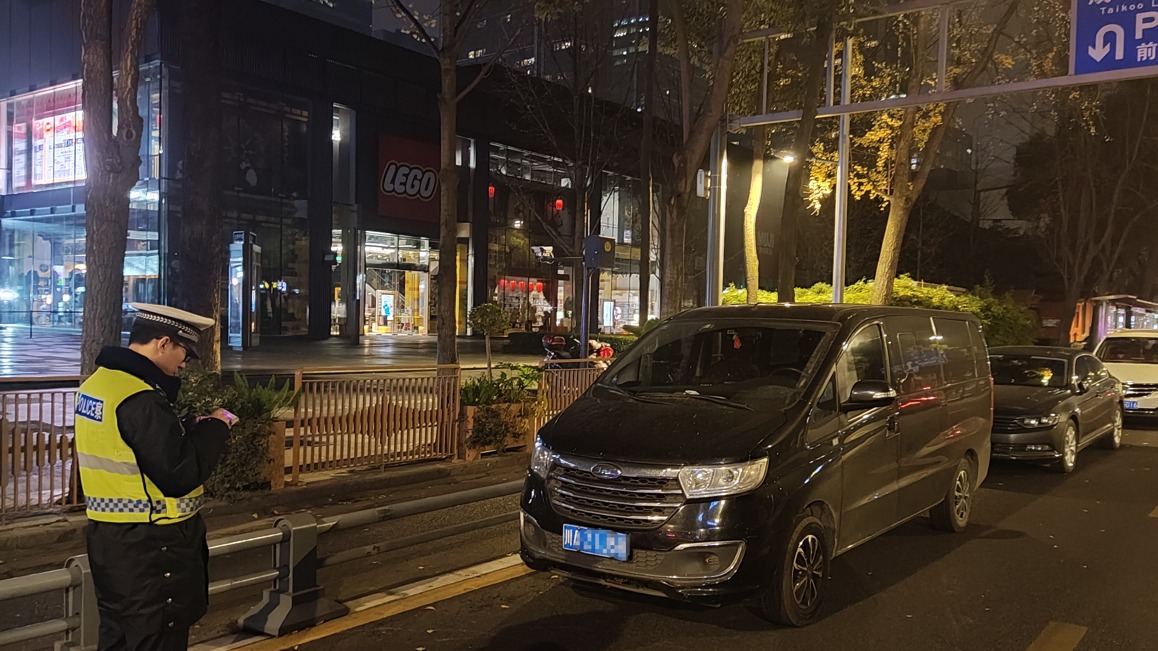 半夜贴条惹争议？看度新闻记者直击现场还原事实真相