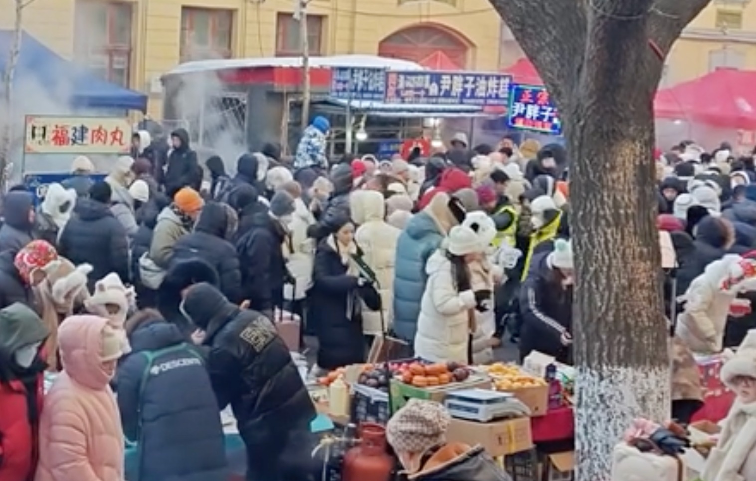 东北夹子哥与真假“小土豆”！尔滨早市，你是会整活的