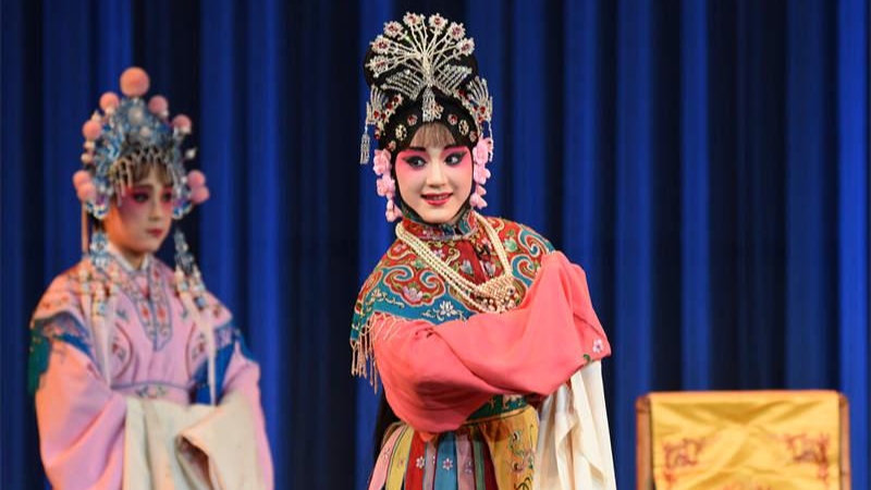 “00”后为川剧帮腔 她是舞台背后的光