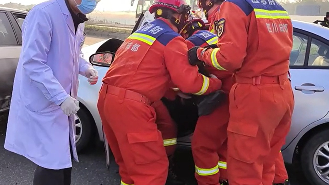 视频 | 车门变形、车头凹陷！三车相撞致两人被困