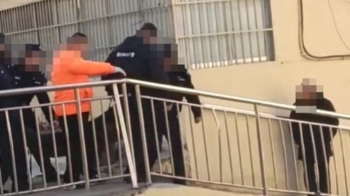江苏淮安一小区发生凶杀案 致3人死亡  警方通报：由情感纠纷引发
