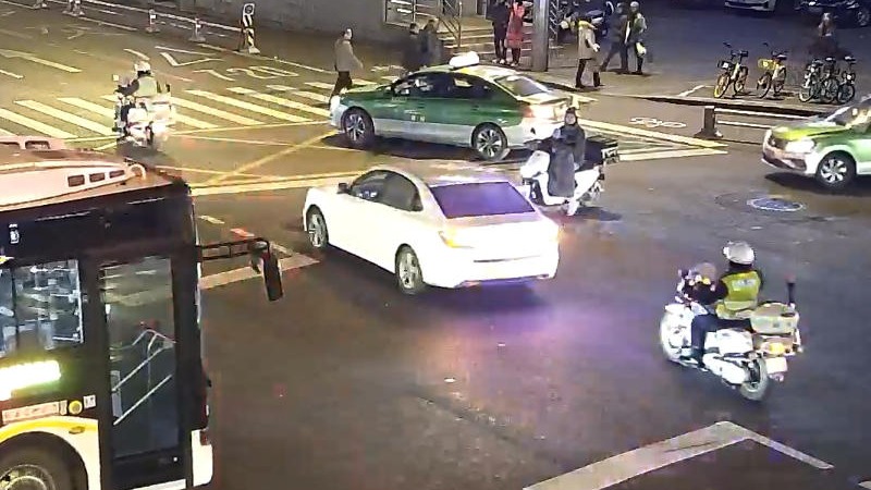 幼童突发抽搐昏迷，警摩狂飙开道10分钟送医！