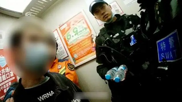 视频｜男子因感情受挫欲轻生 巡警铁骑队员“自爆”情感经历将其劝下