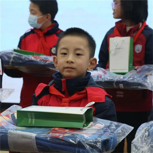 领导们为学生代表赠送了精美的慰问礼品照片4.jpg