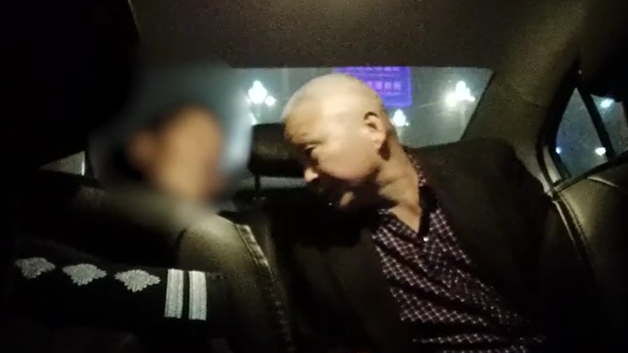 视频 | 八旬大爷醉酒后蹲路边 面对民警询问只会比划一个“8”