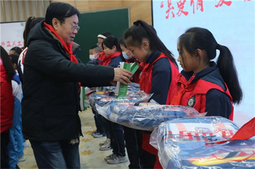 领导们为学生代表赠送了精美的慰问礼品照片1.jpg