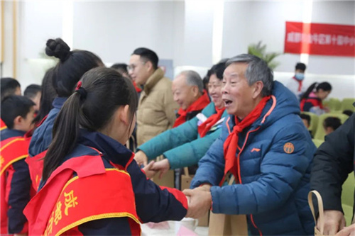 领导们为学生代表赠送了精美的慰问礼品照片2.jpg