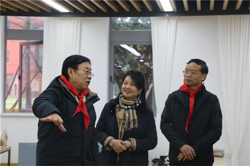 来宾们参观学校照片5.jpg