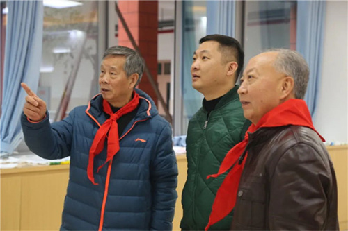 来宾们参观学校照片4.jpg