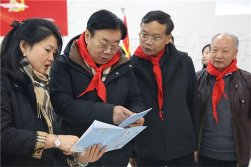来宾们参观学校照片3.jpg
