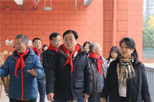 来宾们参观学校照片1.jpg