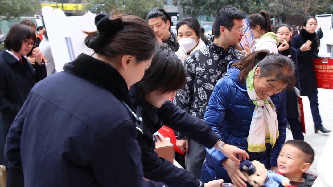 我为群众办实事丨守护群众“钱”袋子！成都高新公安举办“反诈快闪”系列活动