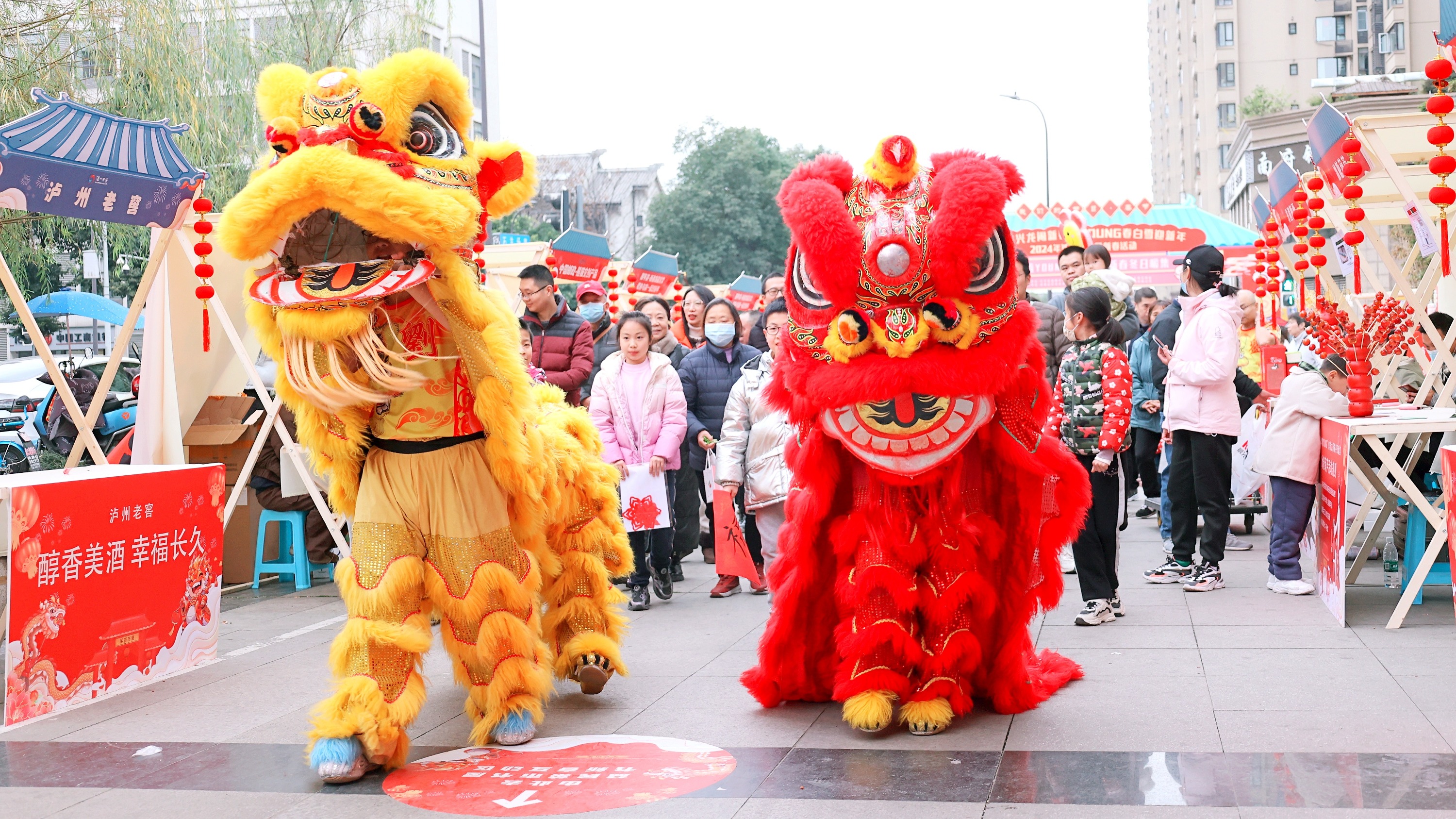 变脸舞狮写福字 烟火年味进菜市
