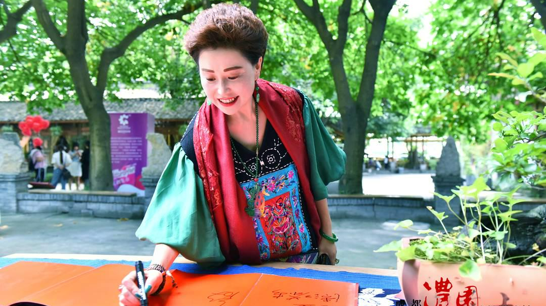 四川省人大代表杨丽：促进文旅产业发展 文化工作者要当“排头兵”