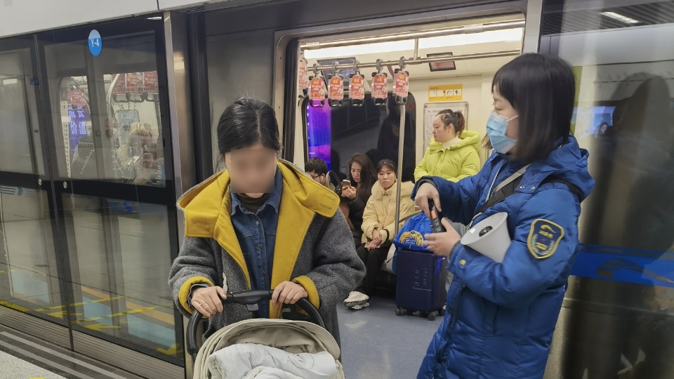 5分钟追回！婴儿车上了地铁，母亲还在站台 成都地铁爱心接力母子团聚