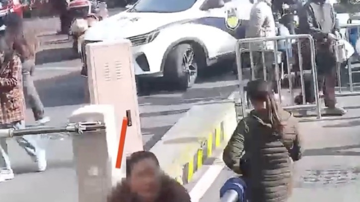 视频｜与生命赛跑！成都武侯巡警紧急护送昏迷男子就医脱险