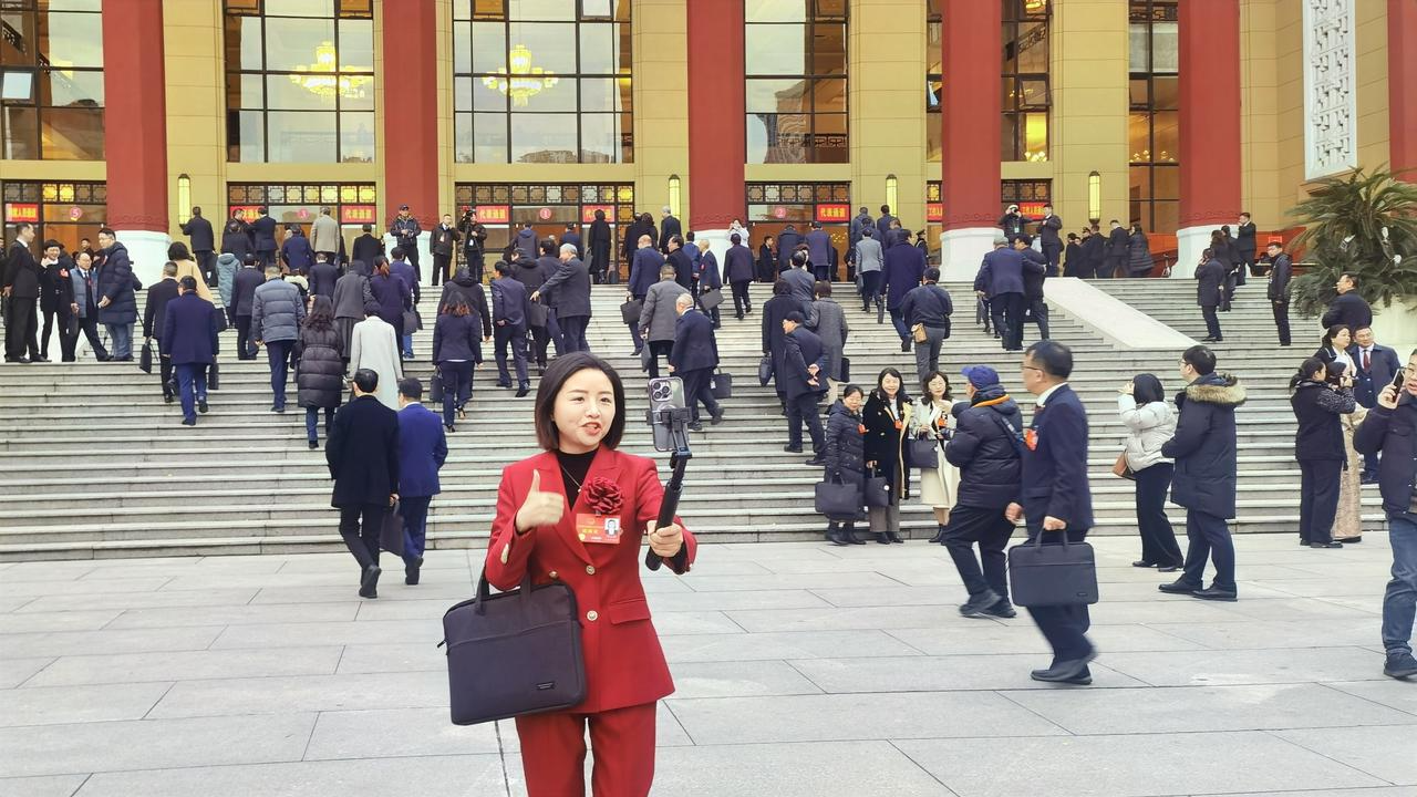 广元“小燕子”带着自拍杆参加省两会