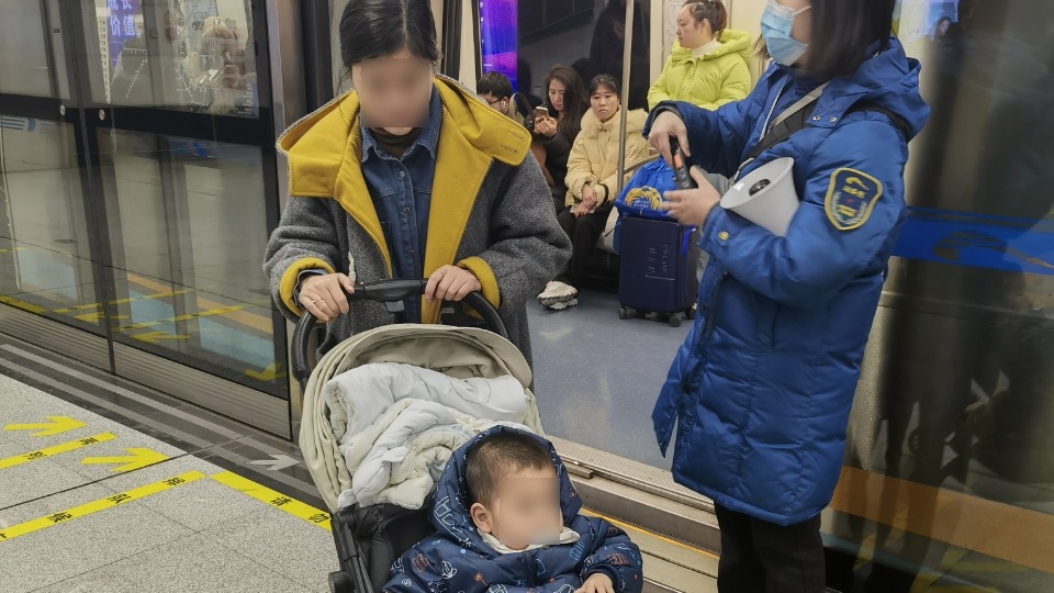视频 | 婴儿车“独自”上地铁母亲却没上 成都地铁5分钟追回