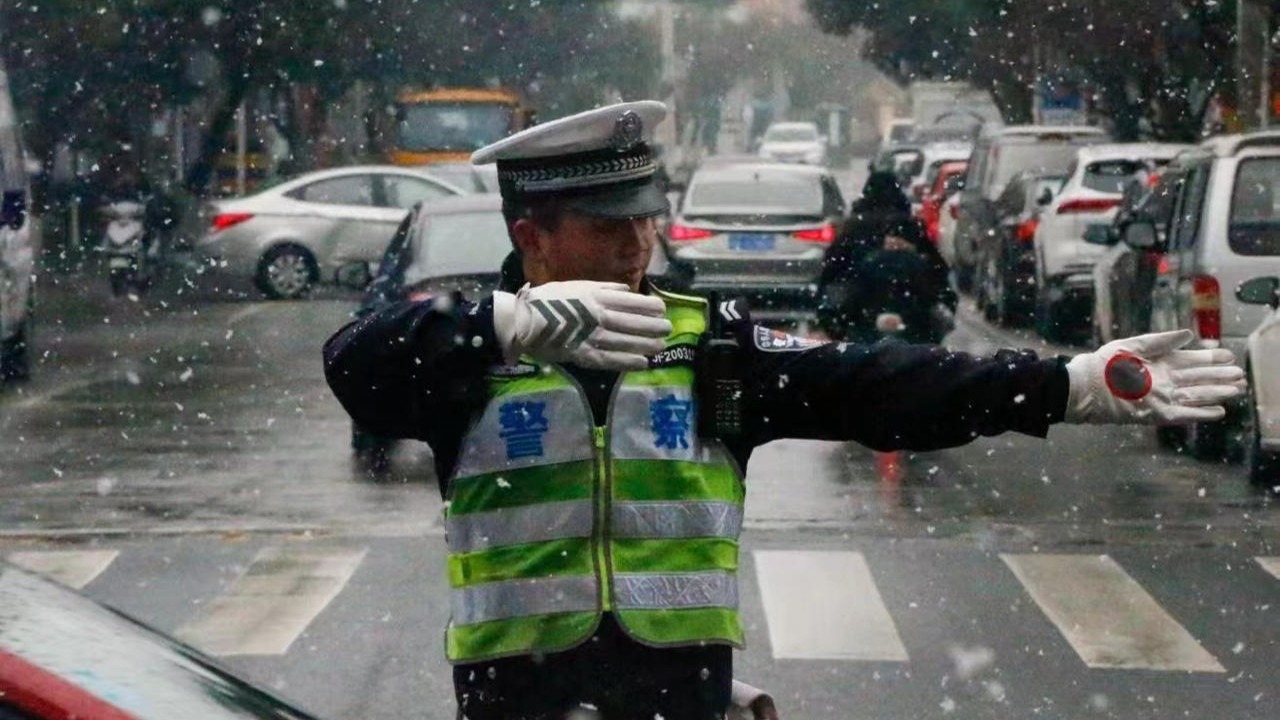 1200余名成都交警浴“雪”奋战，守护平安出行路