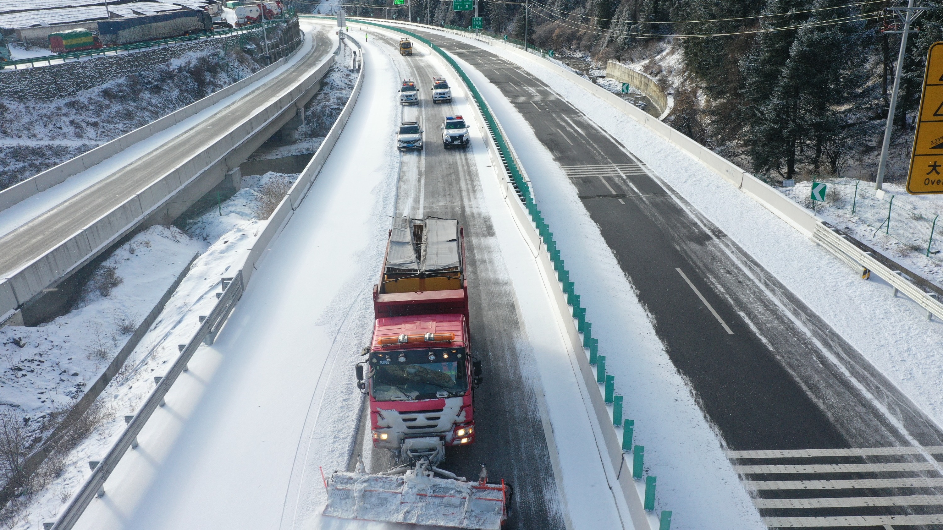 受低温冰雪影响，四川多条高速公路收费站临时关闭