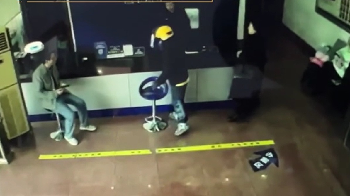 视频 | 最美的“雪”警  收到最暖的奶茶