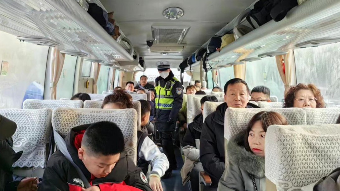 春运第一天 成都交警迎“春”送“福” 护航平安