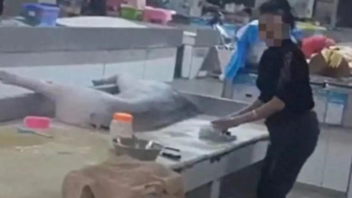 摊主给白猪肉涂木炭灰冒充“黑猪肉”？海口通报：罚款1万元