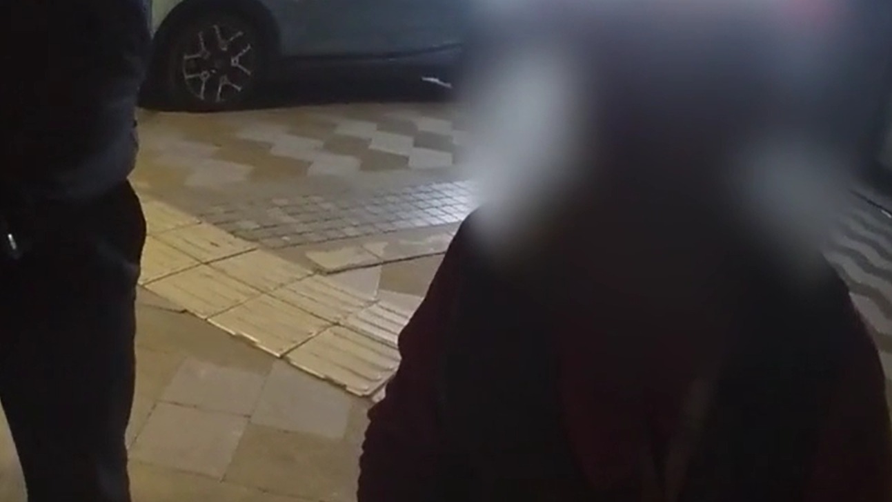 视频 | 八旬老人凌晨独坐街头 民警暖心送回