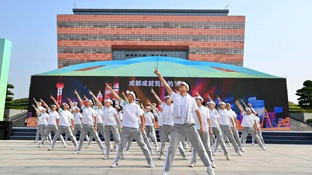 环卫工人、猛追湾群众、“手语小翻译”……“他们”被写进政府工作报告