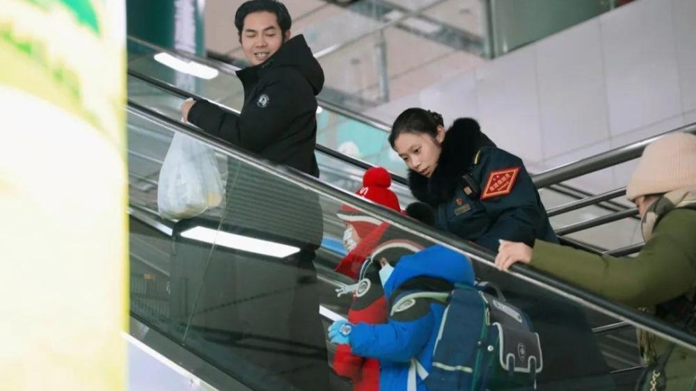 行动不便的旅客乘火车，12306可以预约这项服务