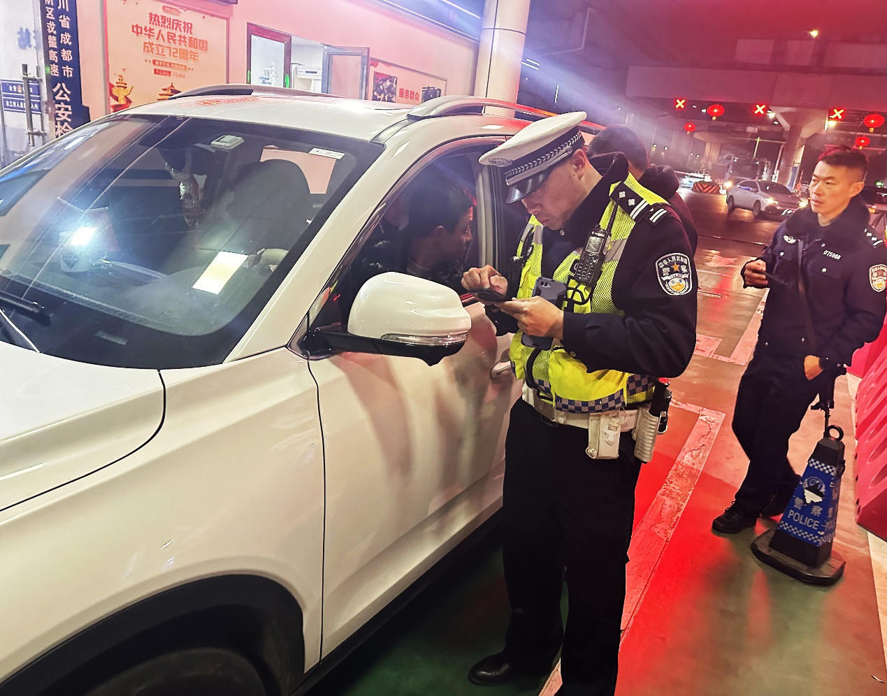 人民至上一路绿灯这就是成都交警的速度与温情