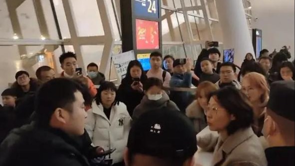 航班延误乘客被关机舱6小时，南航致歉！