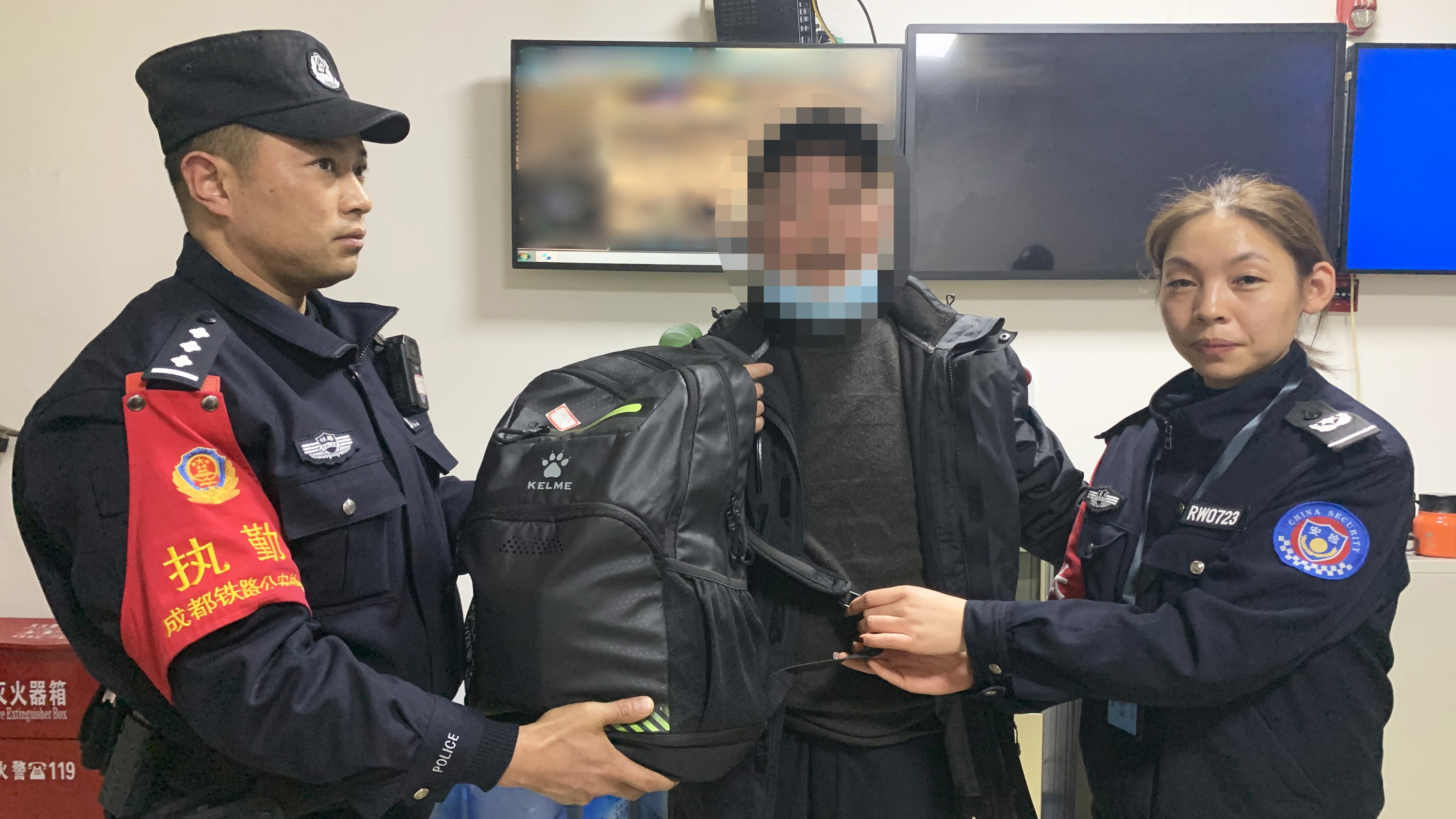 春运仅一周 成都铁警为270余件失物找回主人