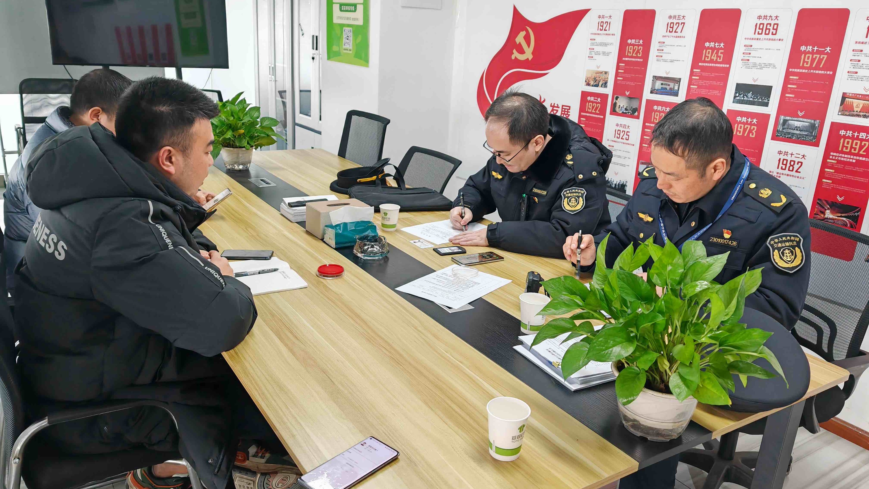 护航春运回家路！ 成都一网约车司机加收“返空费”被纳入从业人员“黑名单”