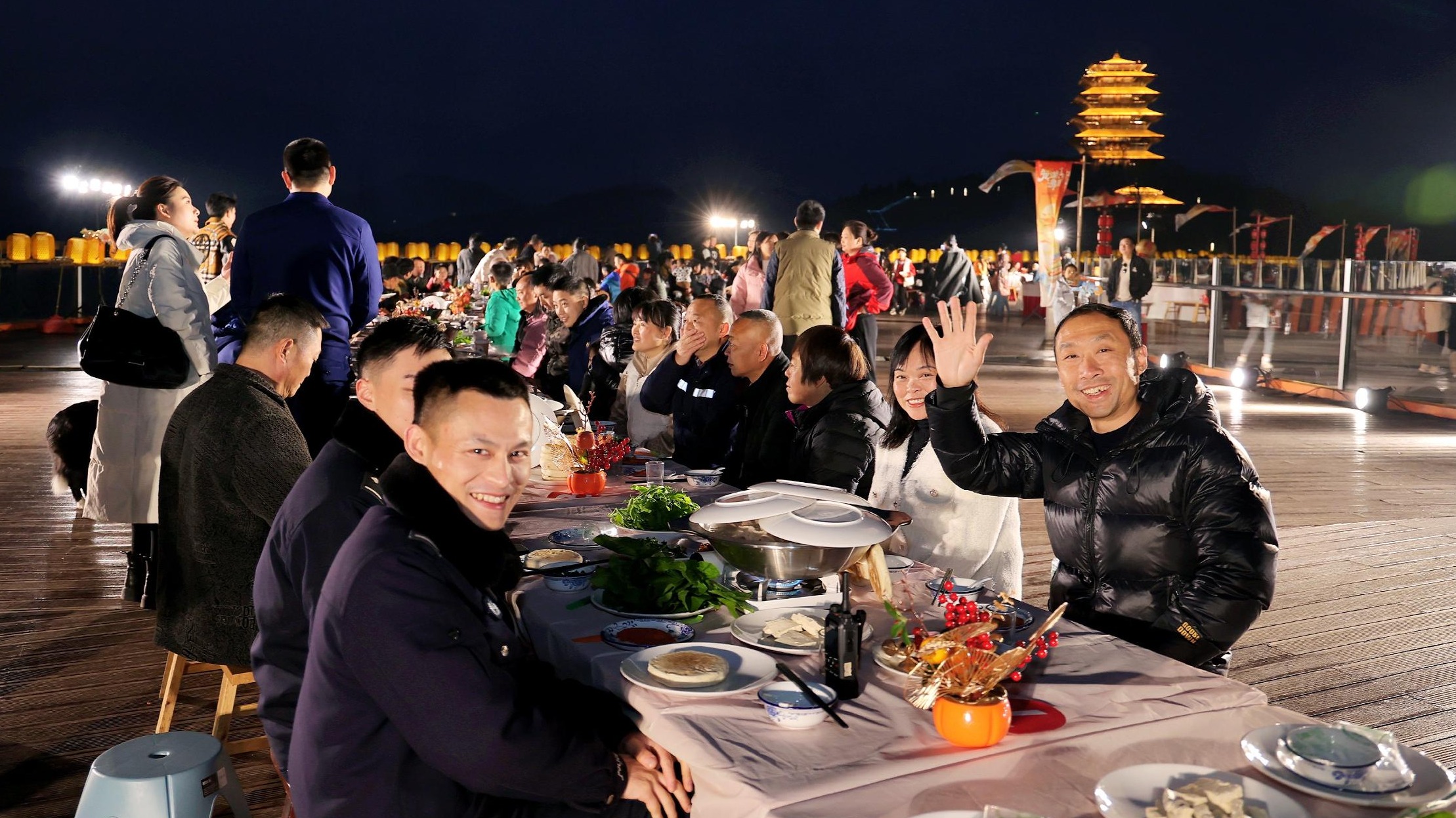 年在成都｜长龙巡游、长龙宴…丹景台上这顿团年饭吃得好闹热
