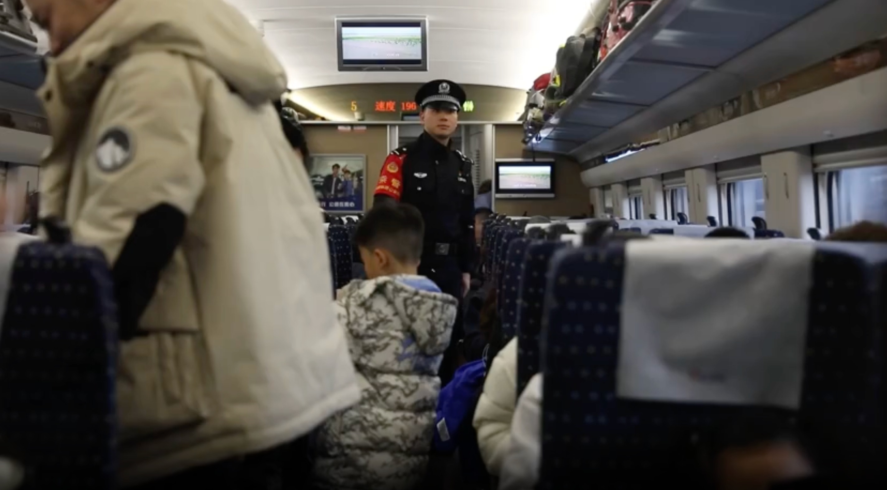 视频｜罚！男子动车内吸烟，成都警方当场查获