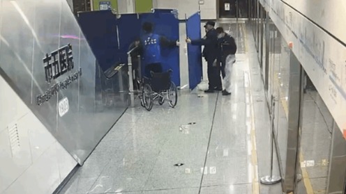 视频 | 爱心接力！成都地铁站里 他们护母子平安
