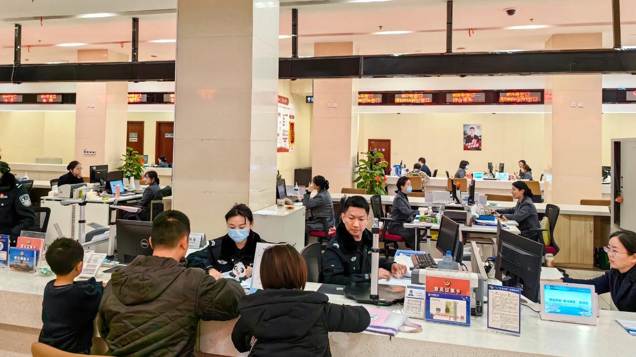 落户新政实施 来天府公安感受“蓉漂”热情！