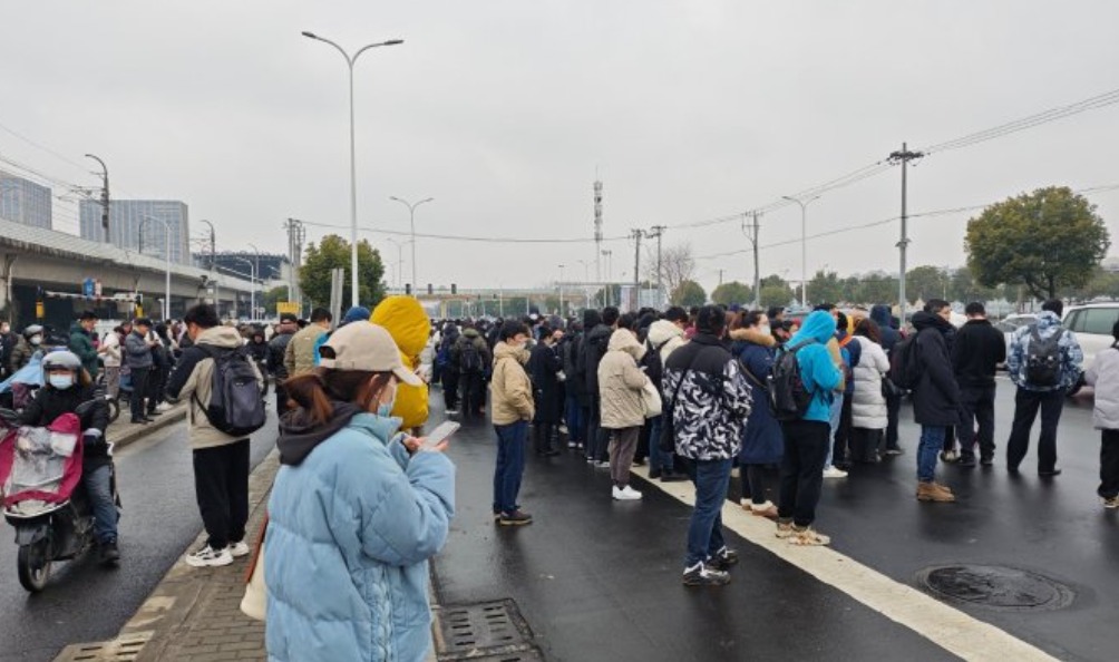 上海地铁9号线、5号线触网挂冰，部分区段停止运营