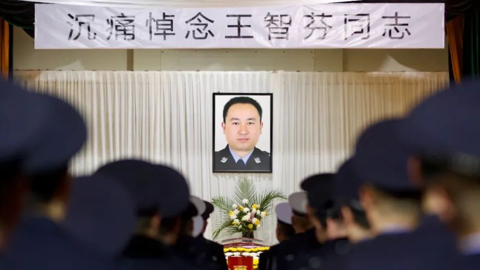 视频｜“缺席”的父亲倒在了护航群众的路上 今日送别成都交警王智芬