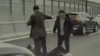 阻止宾利车主施暴的男子找到了！是位律师，本人回应