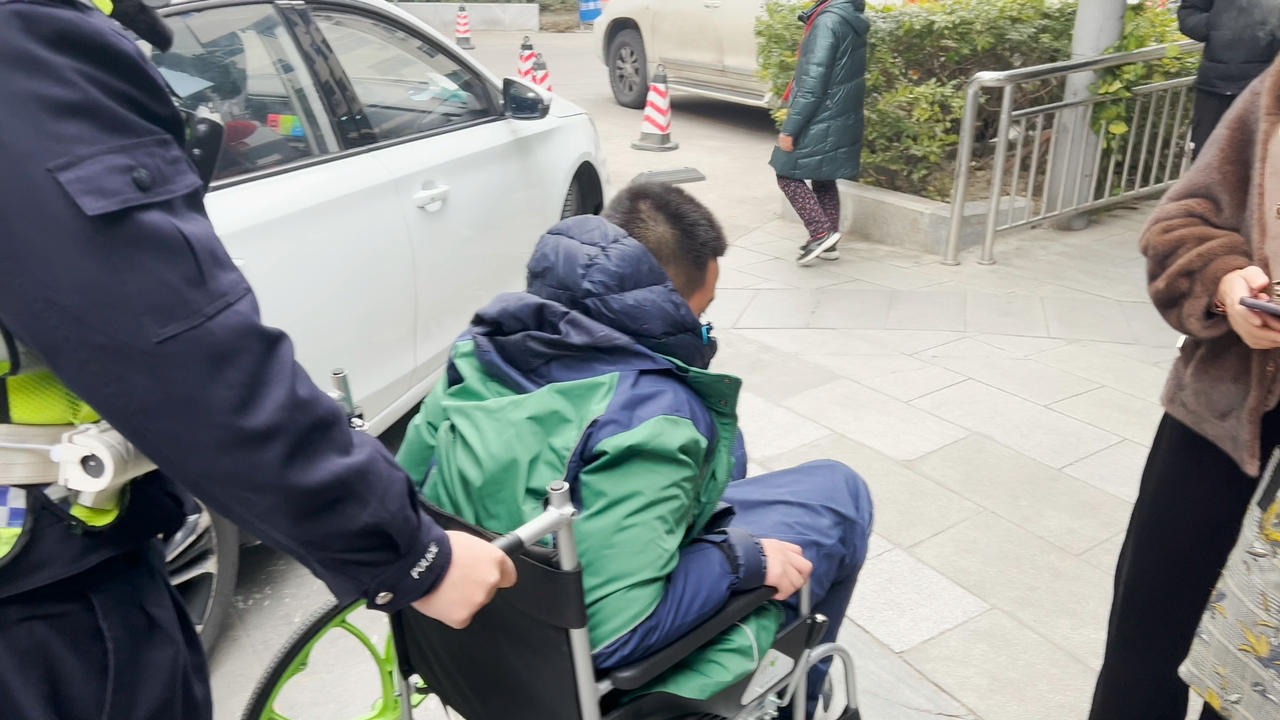 学生意外骨折 成都交警火速开道护送送医