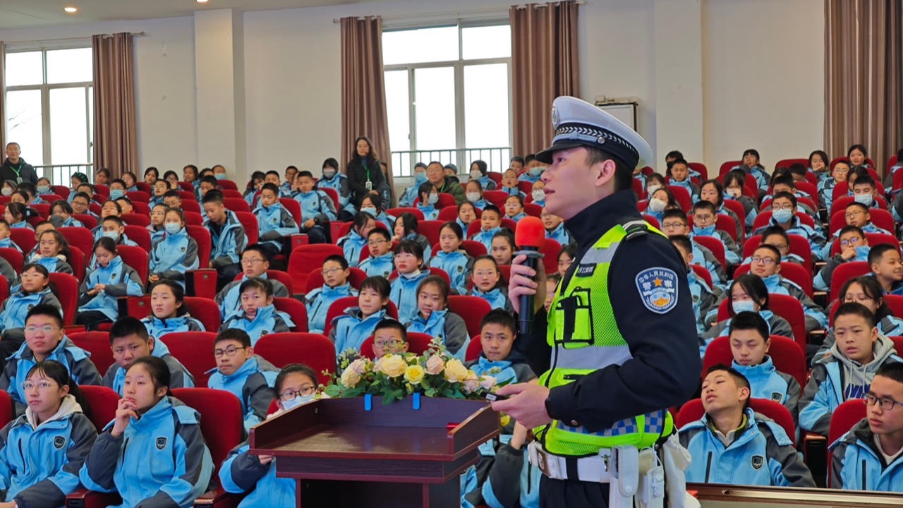 交通安全进校园 上好开学第一课