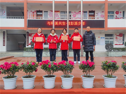 郭副校长发奖.jpg