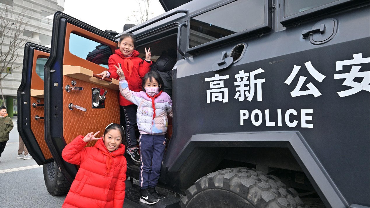 交警铁骑、特警暴龙车、治安搜爆犬都来了！这堂“开学第一课”同学们想“拖堂”