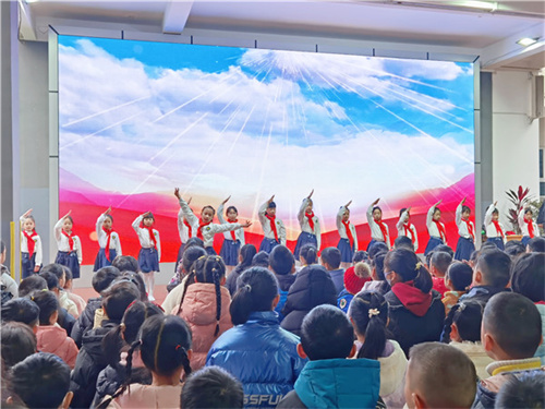 舞蹈《生在红旗下》.jpg