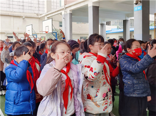 同学们在与马校长的互动中进一步加深对爱国行为的认识.jpg